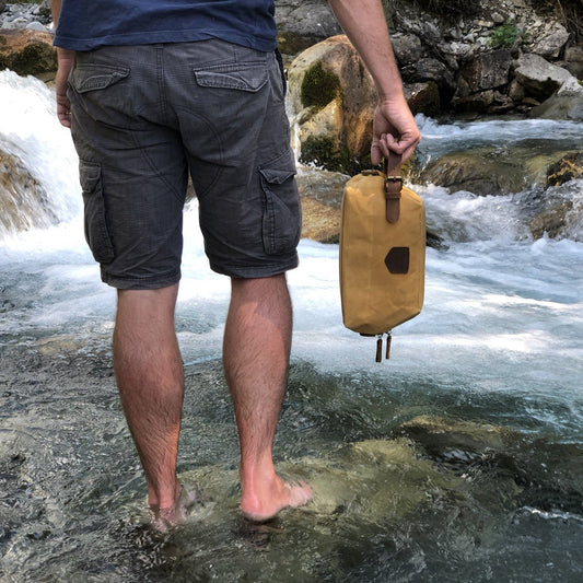 das Travel Kit K2- Großer Kulturbeutel aus gewachstem Canvas mit Reißverschluss